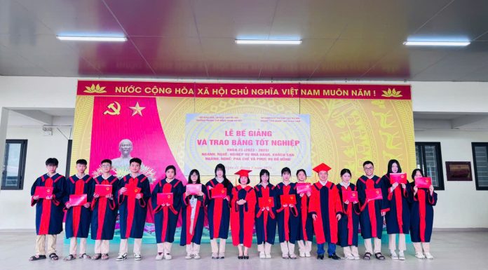 Lễ bế giảng và trao bằng tốt nghiệp hệ trung cấp chính quy khoá 23.