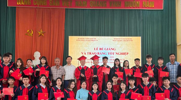 Chú trọng đầu ra có việc làm, Trường Trung cấp Bách nghệ Hà Nội “Mở cửa” thị trường lao động cho học sinh Phú Xuyên ngay tại lễ tốt nghiệp.
